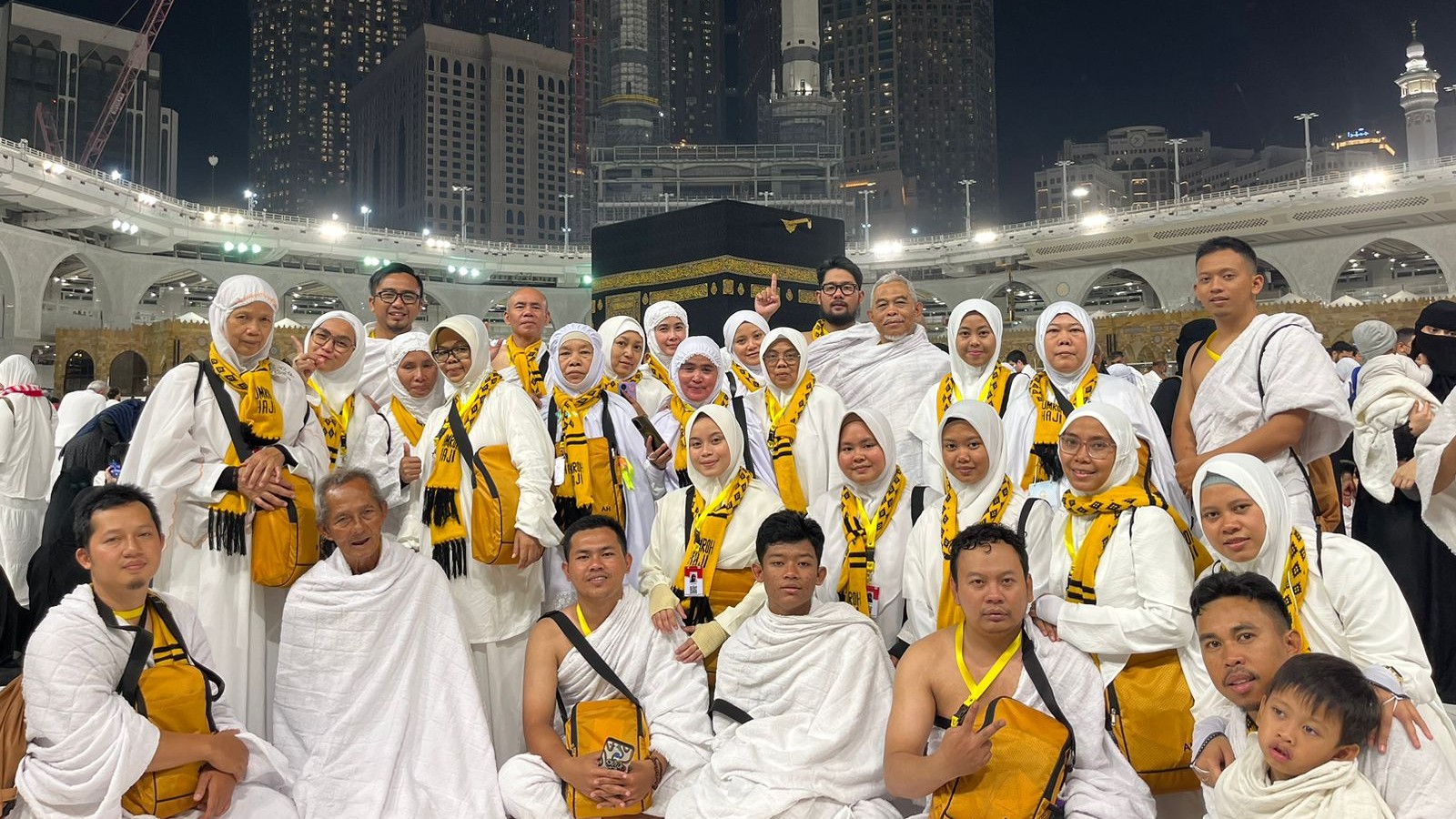 dokumentasi foto jamaah di ka'bah hiro makkah al-hamid tour travel umroh & haji cimahi bandung raya